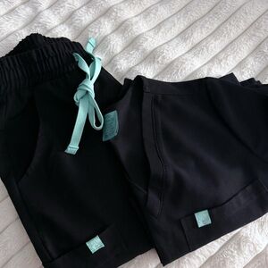 Garde-Malade women’s Scrub Set in Black